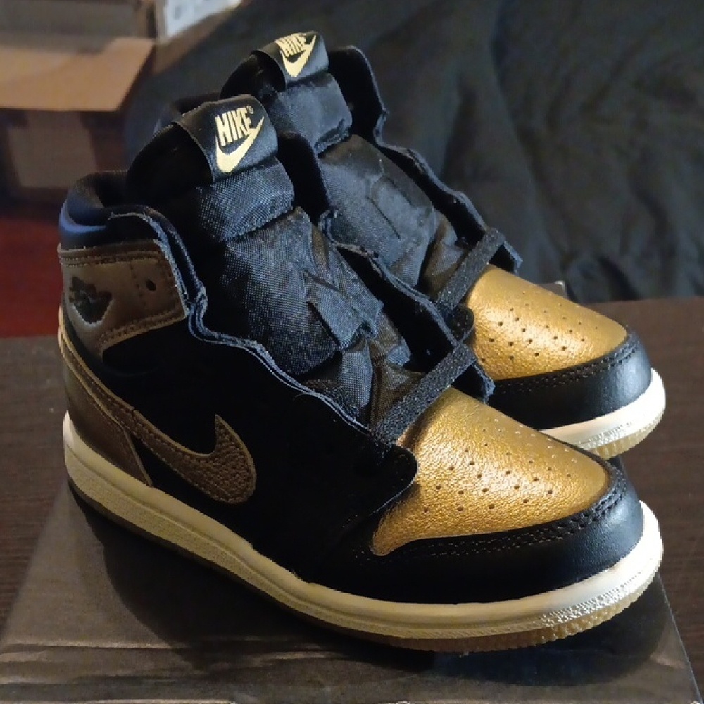 Jordan 1 Retro High OG (TD) "Black Metallic Gold" Childrens 9c NWBOX - Picture 3 of 8